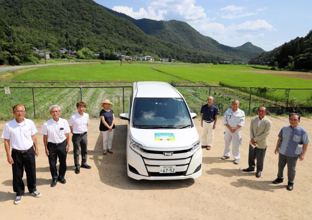 高齢者らの移動手段のため、住民が運行する「あいのり１号」＝三田市上青野