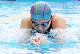 女子１００メートル平泳ぎで懸命にゴールを目指す選手＝八景中学校