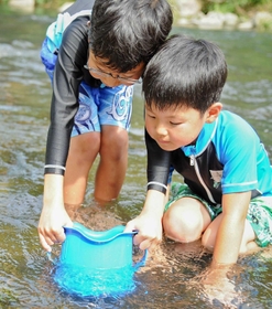 敷地内で川遊びも楽しめる（提供）