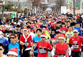 ２０１９年１２月に行われた「第３１回三田国際マスターズマラソン」で一斉にスタートするランナーら＝三田市天神１