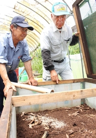 カブトムシを育てる石田さん（右）と奥谷さん＝三田市広野