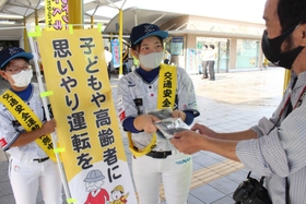 啓発グッズを手渡す兵庫ブルーサンダーズのメンバー（左から２人）＝三田市駅前町