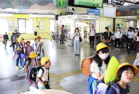 改札前の通路を通って帰る児童＝ＪＲ三田駅