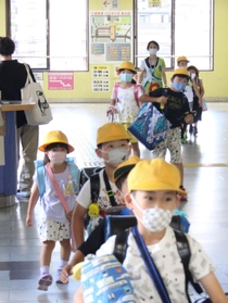 改札前の通路を通って帰る児童＝ＪＲ三田駅