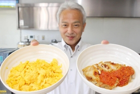 選手村で提供されるスクランブルエッグ（左）とトマトソース＝神戸市北区