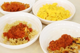 トマトソースは挽肉などと混ぜてパスタにかけたり、チキンソテーやチキンカツにもぴったり＝神戸市北区