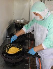 工場では従業員１５人がハラール食品の製造を手がける＝神戸市北区