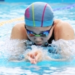 女子１００メートル平泳ぎで懸命にゴールを目指す選手＝八景中学校