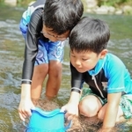 敷地内で川遊びも楽しめる（提供）