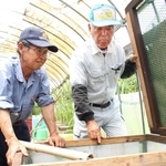 カブトムシを育てる石田さん（右）と奥谷さん＝三田市広野