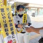 啓発グッズを手渡す兵庫ブルーサンダーズのメンバー（左から２人）＝三田市駅前町