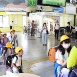 改札前の通路を通って帰る児童＝ＪＲ三田駅