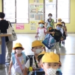 改札前の通路を通って帰る児童＝ＪＲ三田駅