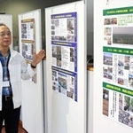 パネルを紹介する井藤尚生さん＝ウッディタウン市民センター