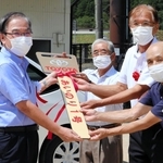 運行開始式で鍵の模型を手渡す森哲男市長（左）ら＝三田市上青野