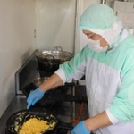 工場では従業員１５人がハラール食品の製造を手がける＝神戸市北区