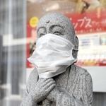 「平瀬楽器」前にあるマスク姿の地蔵＝三田市中央町