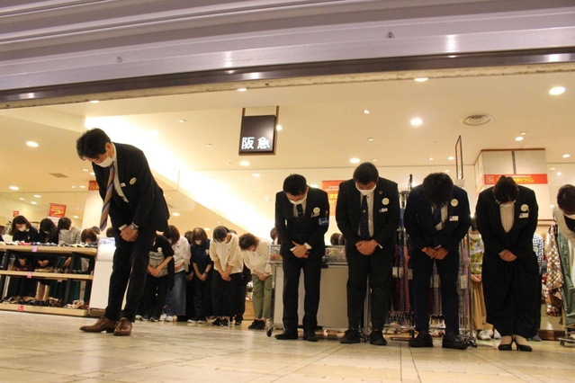 なじみの客らが拍手を送る中、のれんを下ろした三田阪急＝三田市駅前町（撮影・喜田美咲）