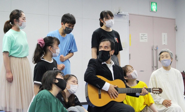 トラップ大佐一家が合唱するシーン＝フラワータウン市民センター