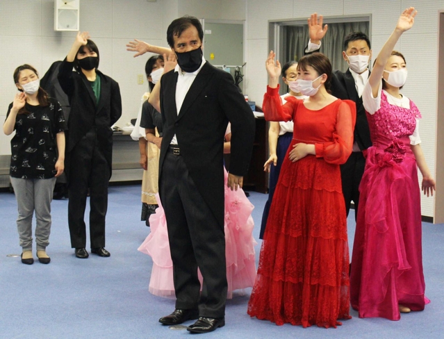 本番まで３週間となった１日の通し稽古＝フラワータウン市民センター