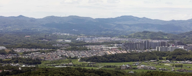 田園地帯の向こうに広がる北摂ニュータウン＝三田市の有馬富士山頂から（撮影・三津山朋彦）