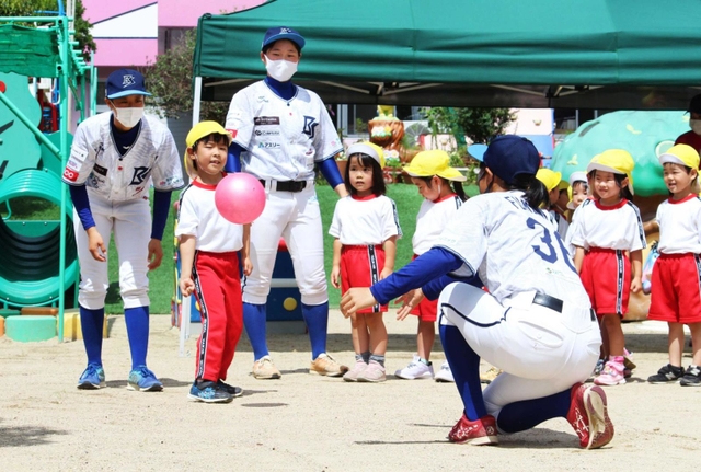 手打ち野球に挑戦する園児＝三田市狭間が丘２
