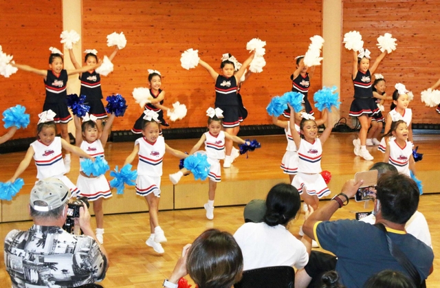 チアリーディングも会場を盛り上げた＝県立有馬富士公園