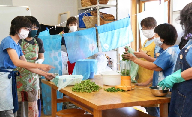 藍染め体験する参加者＝県立有馬富士公園