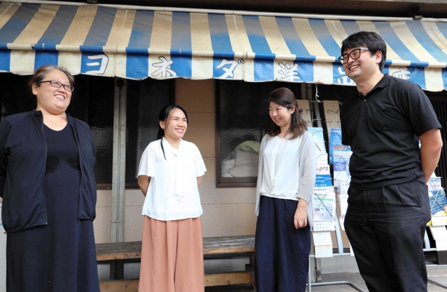 ＮＰＯ法人「場とつながりの研究センター」のメンバー。（左から）本田文代さん、ドウ・シ・ハ・エンさん＝三田市三田町