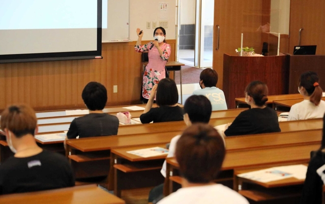 国際理解のため、有馬高校で講演するエンさん。定時制の生徒約３０人が聞き入った＝三田市天神２