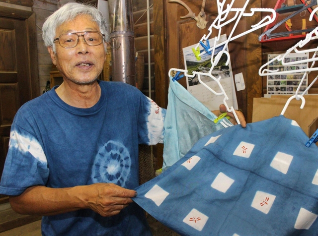 さまざまな染め方を実験中の渡邊さん＝三田市藍本