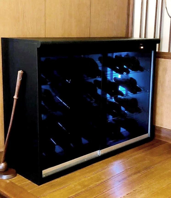 ワインセラーのようにデザインしたスリッパの殺菌庫　