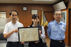 北尾署長（右）から感謝状を受け取った西井さん（左）と四宮さん＝三田署
