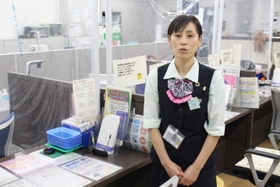 窓口で対応した四宮さん＝三田市下相野