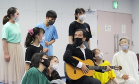 トラップ大佐一家が合唱するシーン＝フラワータウン市民センター