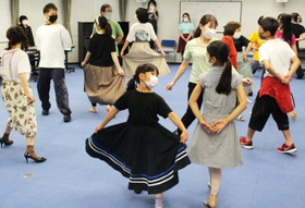 ペアダンスの練習をする出演者＝フラワータウン市民センター