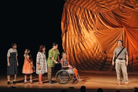 「ゴーストタウンになった三田を救うのは…？」というテーマで作られた舞台「令和１９」＝２０１９年（提供）