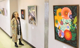 「自由な作風がおもしろい」と話す高橋栄子会長＝さんだ市民センター