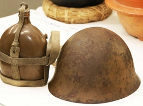 戦地で使われた鉄製のヘルメットや水筒