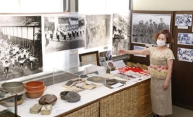 戦時下の三田の様子が分かる写真や暮らしが分かる展示品が並ぶ会場＝三田市屋敷町