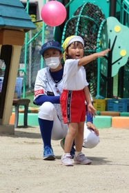 ヒットを狙って思い切り腕を振る園児＝三田市狭間が丘２