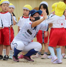 ホームインしてハイタッチ＝三田市狭間が丘２