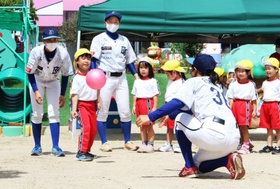 手打ち野球に挑戦する園児＝三田市狭間が丘２