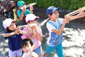 手作りしたゴム鉄砲で遊ぶ子どもたち＝県立有馬富士公園