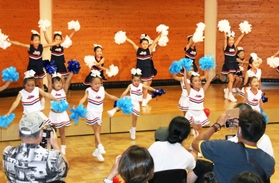 チアリーディングも会場を盛り上げた＝県立有馬富士公園