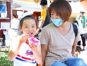 かき氷を頬張る子ども＝県立有馬富士公園