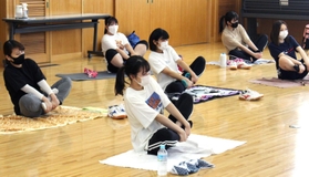 体を傾けバランスを取る生徒＝三田市三輪３