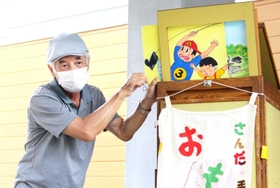 子どもたちの反応を見ながら話を進める辻さん＝母子小学校