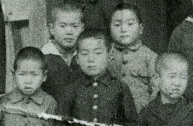 幼少期の中後茂さん（中央）