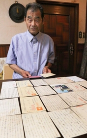 はがきを前に思いを語る茂さん＝三田市